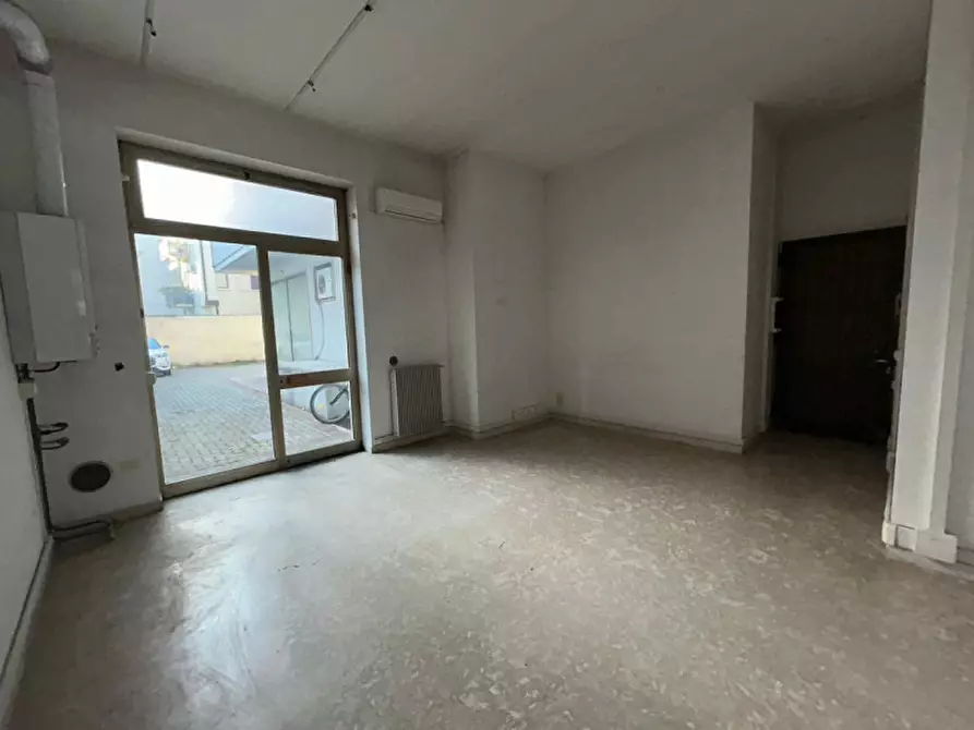 Immagine 4 di Negozio in affitto  in Viale Battaglione Framarin a Vicenza
