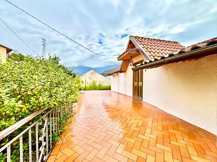 Immagine 1 di Villa in vendita  in Via Mario Tronci a Vaiano