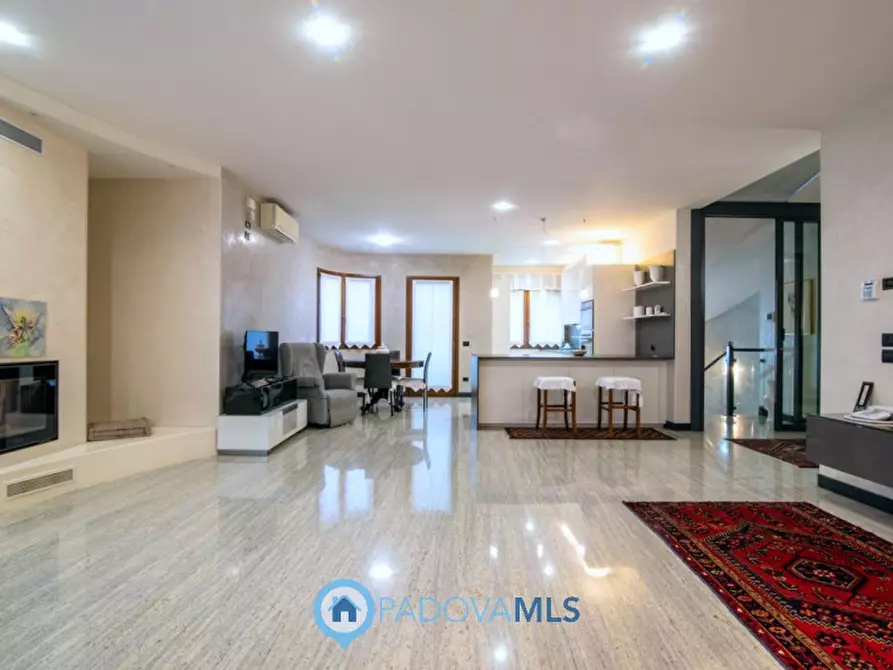 Immagine 2 di Villa in vendita  in Via Gabriele D'Annunzio a Due Carrare