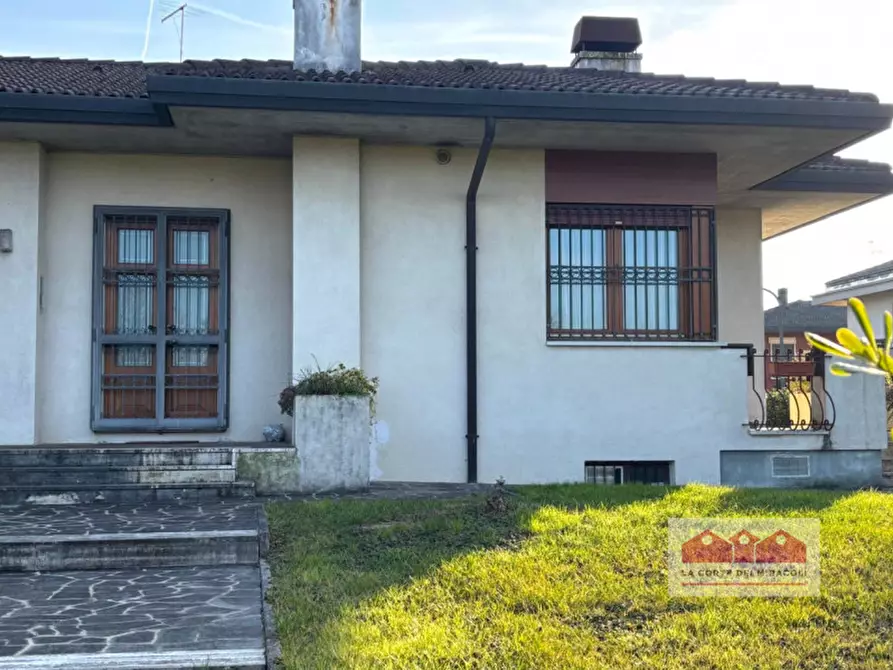 Immagine 1 di Casa indipendente in vendita  in Via Lago Trasimeno a Vicenza