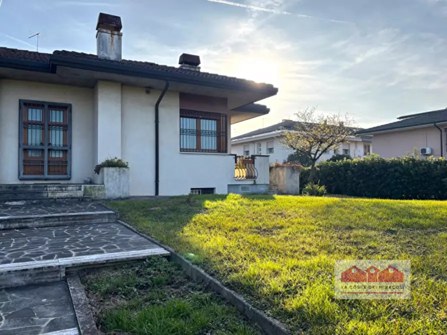 Immagine 3 di Casa indipendente in vendita  in Via Lago Trasimeno a Vicenza