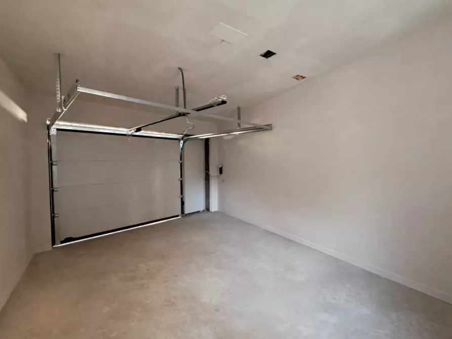 Immagine 1 di Garage in vendita  in Contra' della Fossetta, 7 a Vicenza
