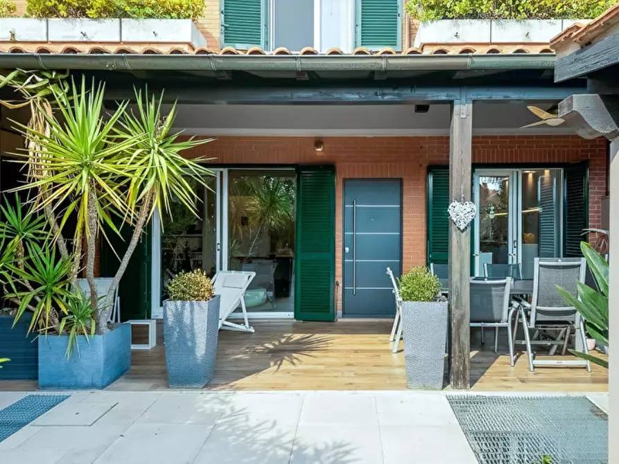 Immagine 1 di Villetta a schiera in vendita  in Via Pietro Romani 170 a Roma