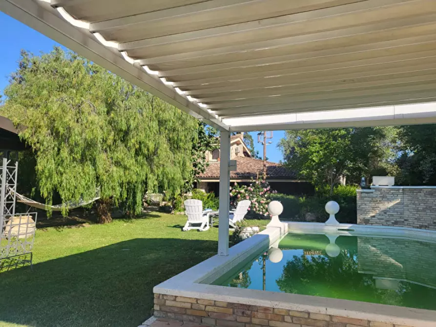 Immagine 4 di Villa in vendita  in Via Tubre 38 a Roma