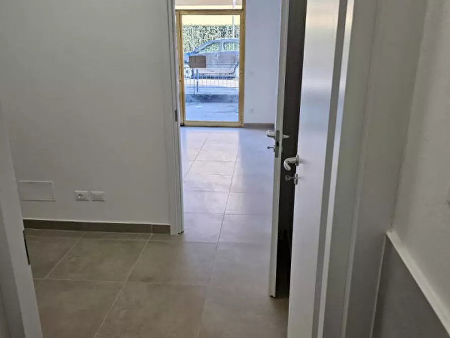 Immagine 1 di Negozio in affitto  in VIA CHERUBINI a Scandicci