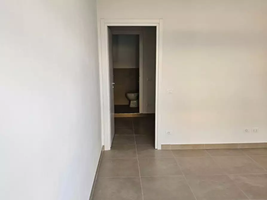 Immagine 2 di Negozio in affitto  in VIA CHERUBINI a Scandicci