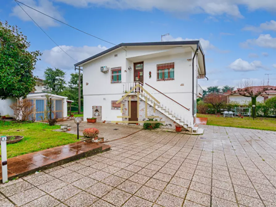 Immagine 1 di Villa in vendita  in Via Don Luigi Barzizza 54 a Castiglione Delle Stiviere