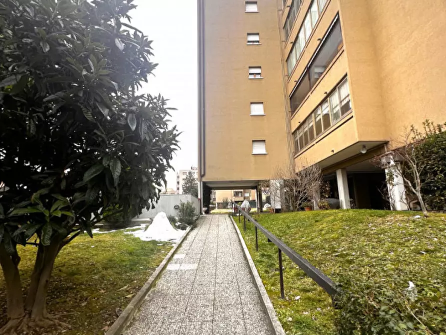 Immagine 2 di Magazzino in vendita  in Via Giovanni Gozzadini a San Lazzaro Di Savena
