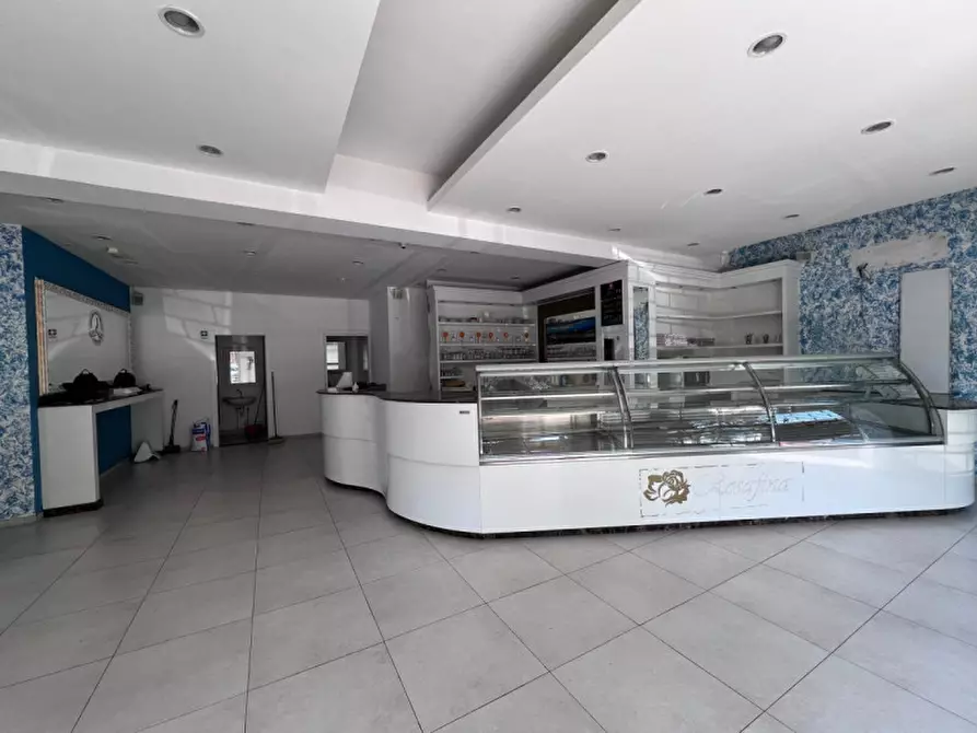 Immagine 1 di Negozio in affitto  in VIALE ARIOSTO a Firenze