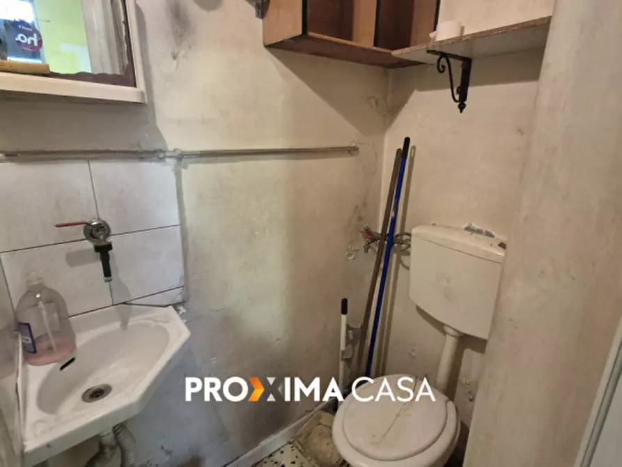 Immagine 2 di Negozio in affitto  in via cristoforo Capone 2 a Salerno