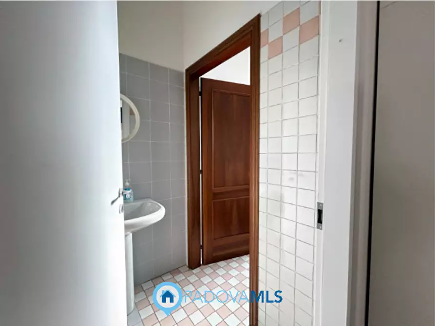 Immagine 10 di Negozio in vendita  in via San Marco 141 a Padova