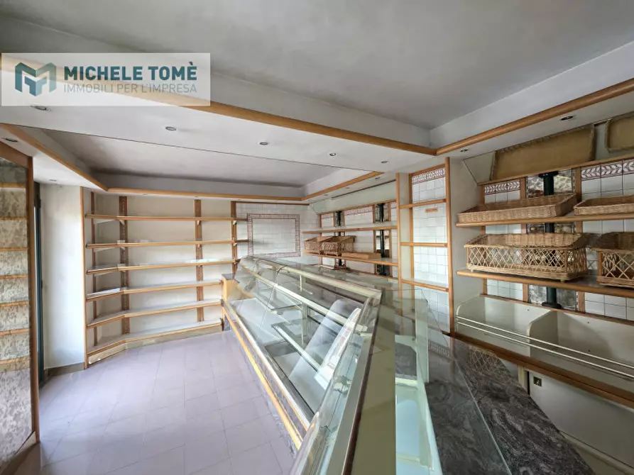 Immagine 7 di Negozio in affitto  in Via Due Porte a Pastrengo