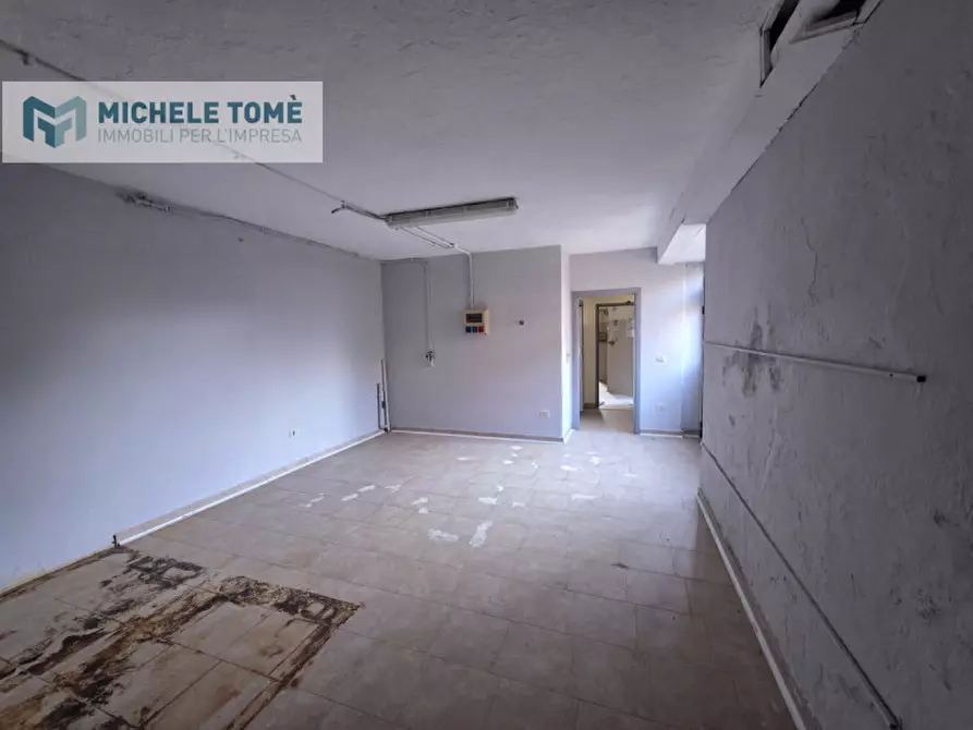 Immagine 15 di Negozio in affitto  in Via Due Porte a Pastrengo