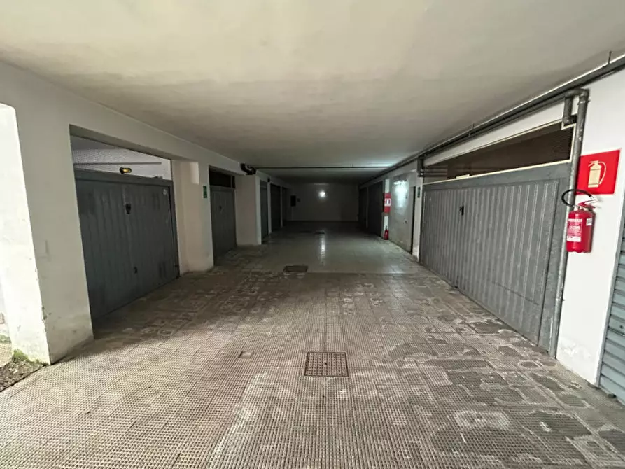 Immagine 6 di Garage in vendita  in Viale Japigia 39 a Lecce