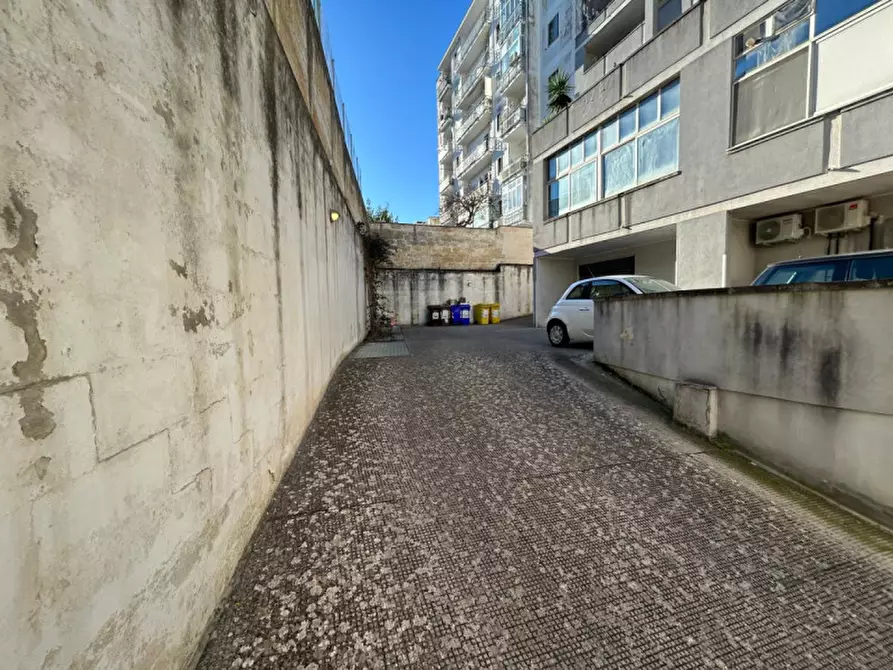 Immagine 13 di Garage in vendita  in Viale Japigia 39 a Lecce