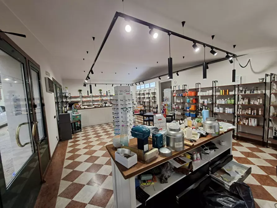 Immagine 3 di Negozio in affitto  in Via cesare battisti a Mira