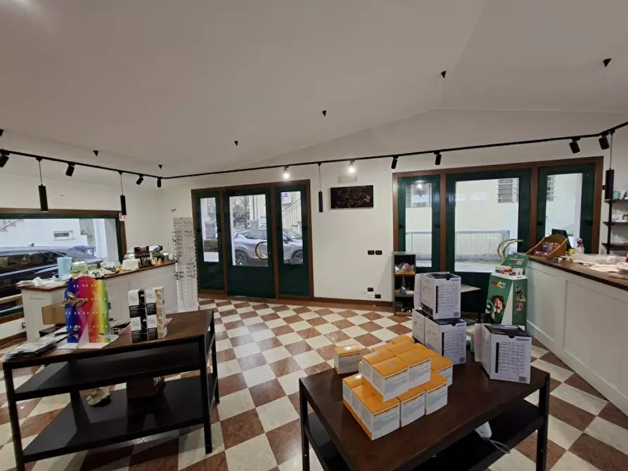 Immagine 12 di Negozio in affitto  in Via cesare battisti a Mira