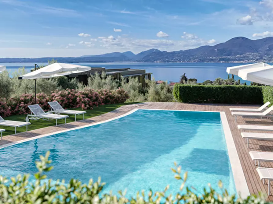 Immagine 2 di Villa in vendita  in Via Gioacchino Rossini a Torri Del Benaco