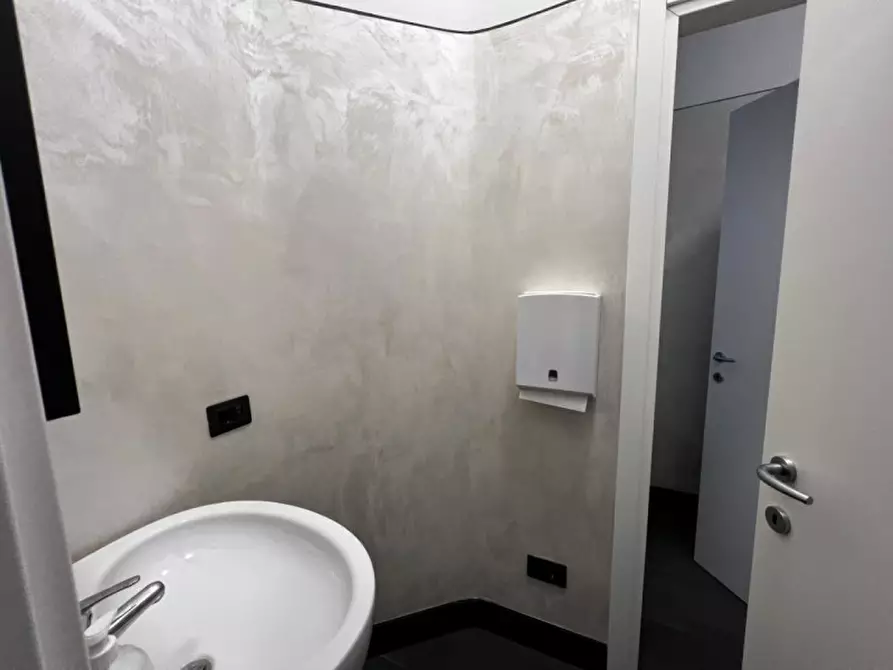 Immagine 10 di Attività commerciale in vendita  in Via Masaccio a Brescia