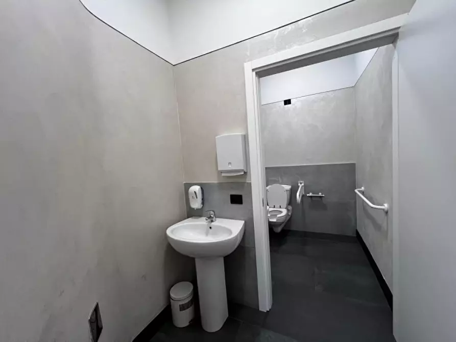 Immagine 12 di Attività commerciale in vendita  in Via Masaccio a Brescia