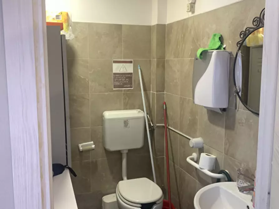 Immagine 11 di Attività commerciale in vendita  in VIA VERACINI a Firenze