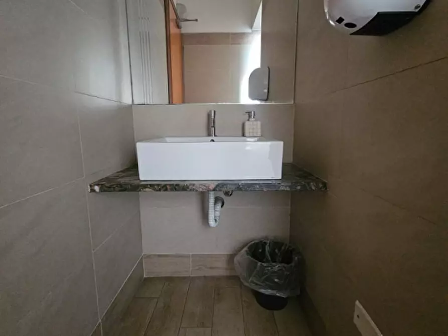 Immagine 22 di Negozio in vendita  in viale mantova 14 a Rimini