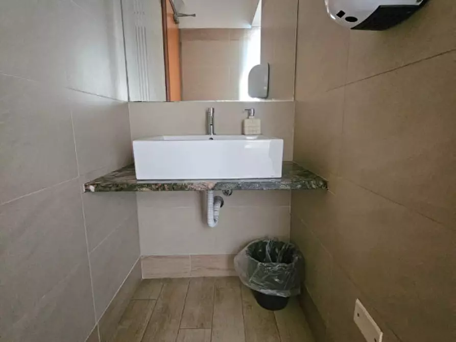 Immagine 24 di Negozio in vendita  in viale mantova 14 a Rimini