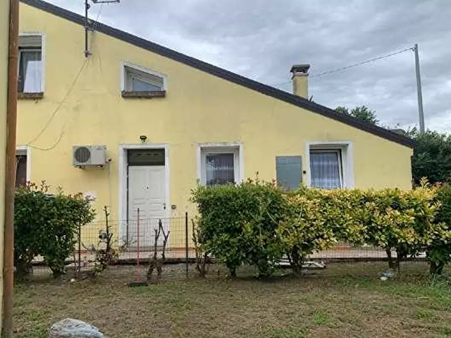 Immagine 2 di Casa indipendente in vendita  in Via Giacomo Leopardi 409/2 a Castagnaro