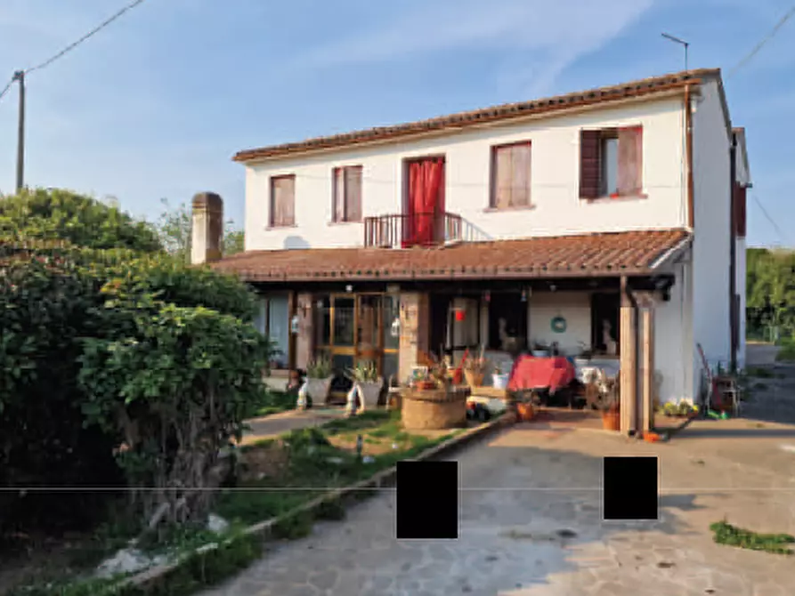 Immagine 2 di Casa bifamiliare in vendita  in Via San Rocco, 4 a Montebelluna