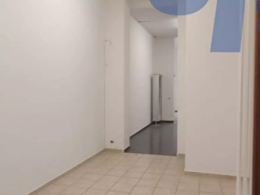 Immagine 8 di Negozio in affitto  in VIA VITTOR PISANI a Milano