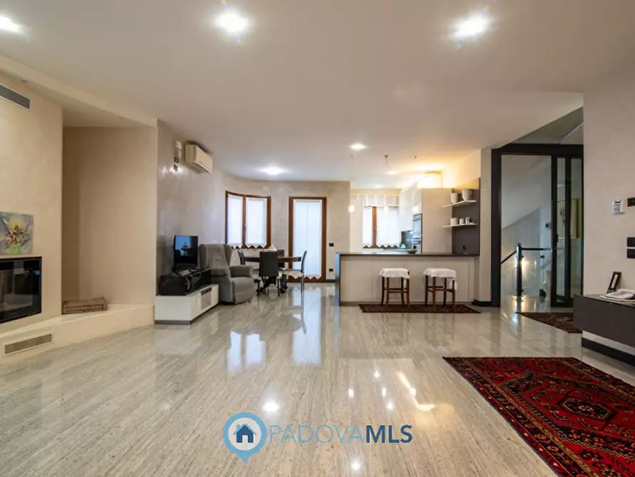 Immagine 12 di Villa in vendita  in Via Gabriele D'Annunzio a Due Carrare