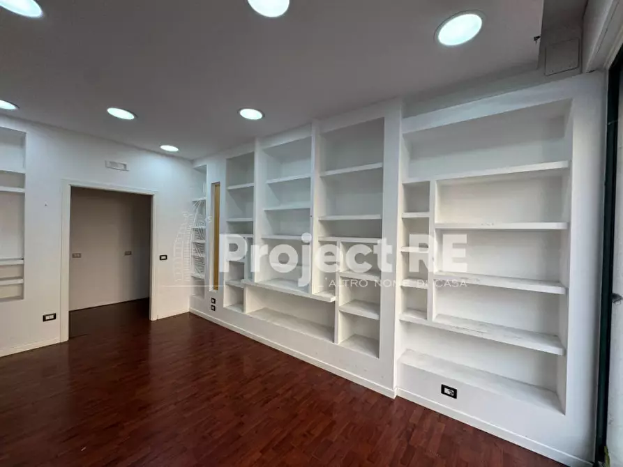 Immagine 4 di Negozio in affitto  in Via Sbarre Centrali a Reggio Di Calabria