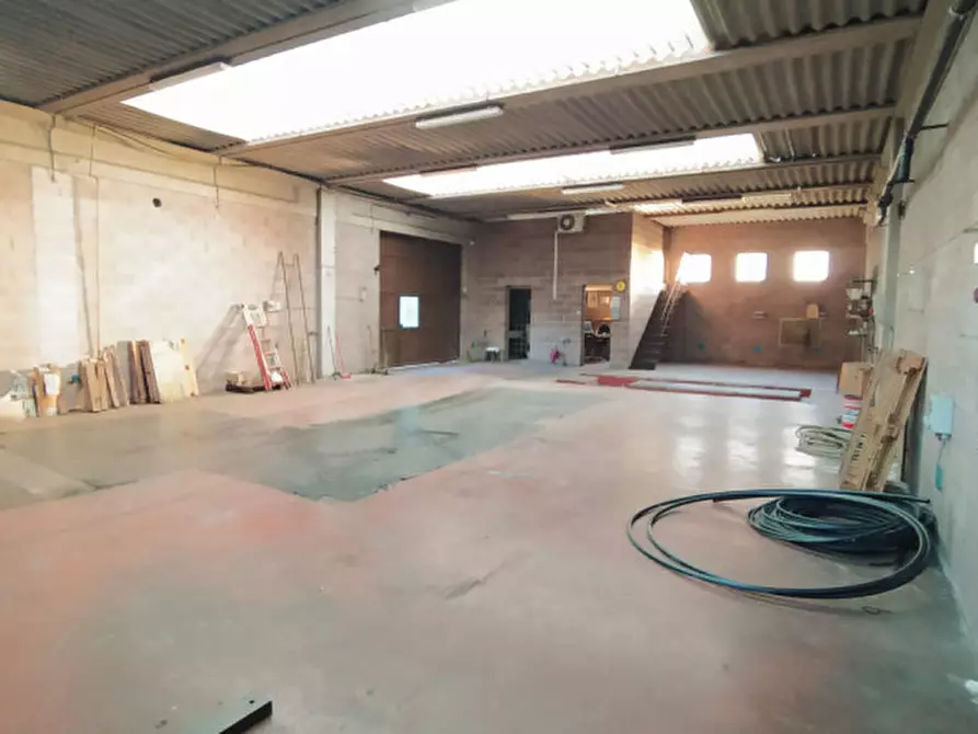 Immagine 10 di Laboratorio in vendita  in via Polesine a Padova