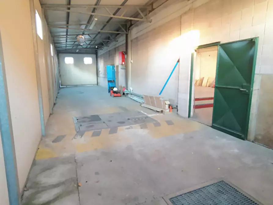 Immagine 11 di Laboratorio in vendita  in via Polesine a Padova