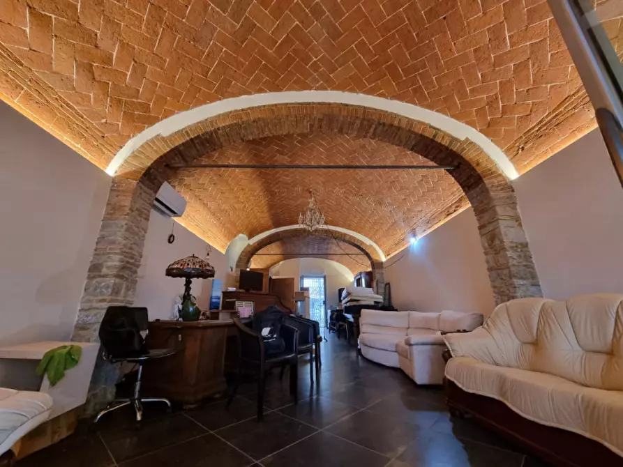 Immagine 1 di Negozio in vendita  in PIAZZA ACCIAIOLI a Firenze