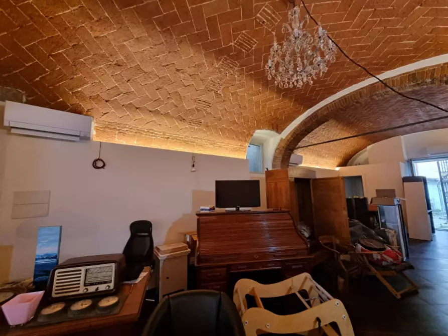 Immagine 2 di Negozio in vendita  in PIAZZA ACCIAIOLI a Firenze