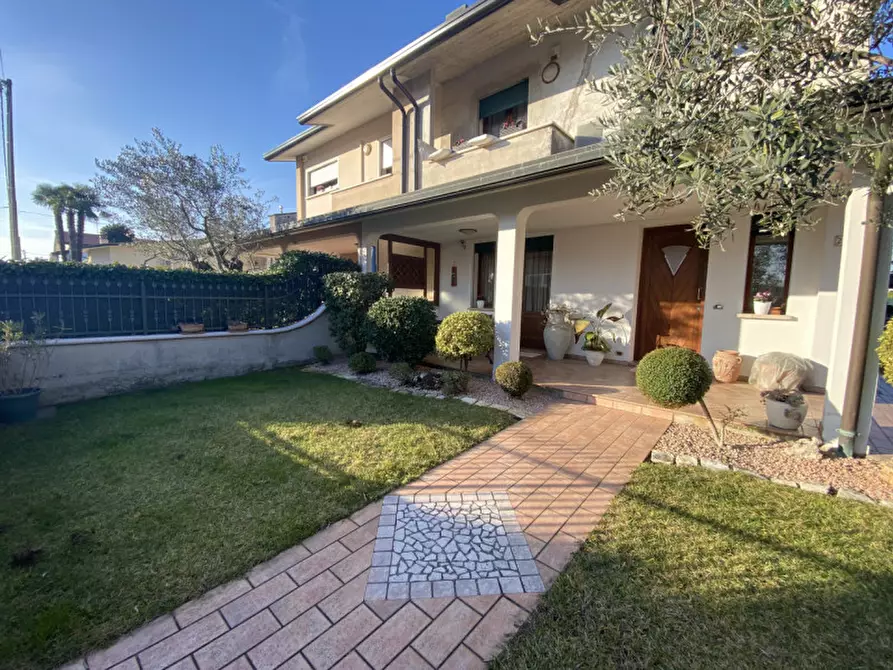 Immagine 1 di Casa bifamiliare in vendita  in Via Dante a Tezze Sul Brenta