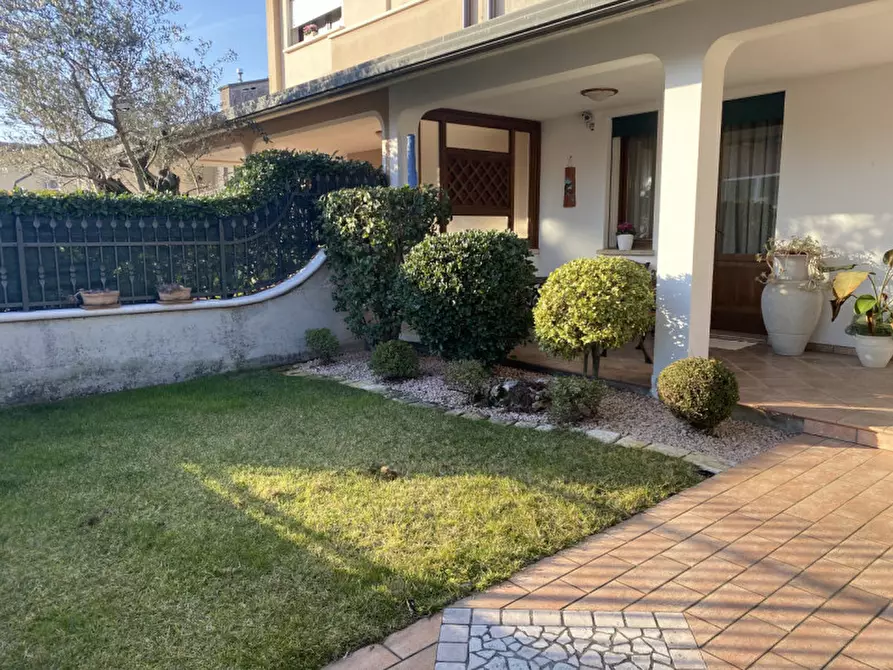 Immagine 2 di Casa bifamiliare in vendita  in Via Dante a Tezze Sul Brenta