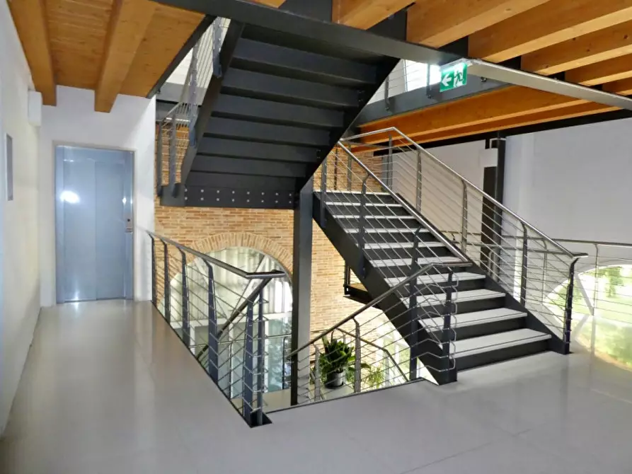 Immagine 15 di Ufficio in affitto  in Strada Ponte del Marchese a Vicenza