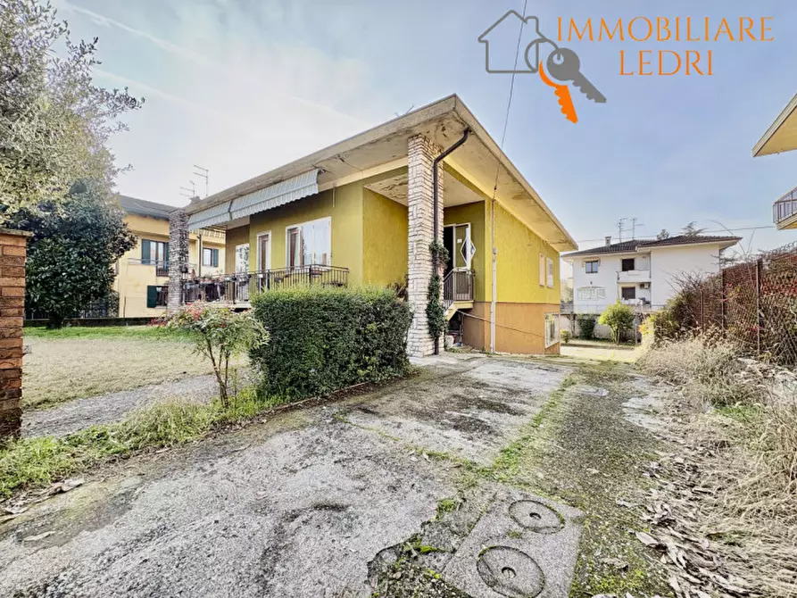 Immagine 1 di Villa in vendita  in Via dell'Esperanto a Villafranca Di Verona
