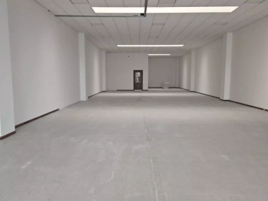 Immagine 1 di Negozio in vendita  in Via Padana inferiore a Este