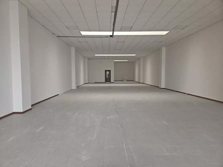 Immagine 2 di Negozio in vendita  in Via Padana inferiore a Este