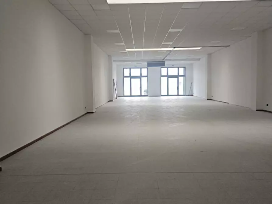Immagine 3 di Negozio in vendita  in Via Padana inferiore a Este