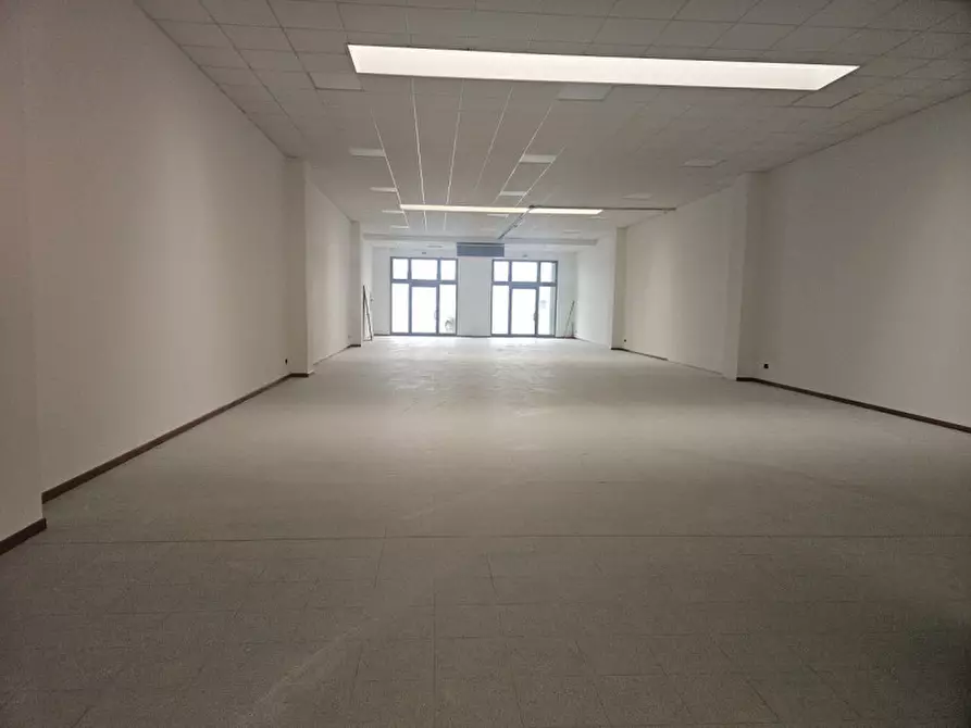 Immagine 4 di Negozio in vendita  in Via Padana inferiore a Este