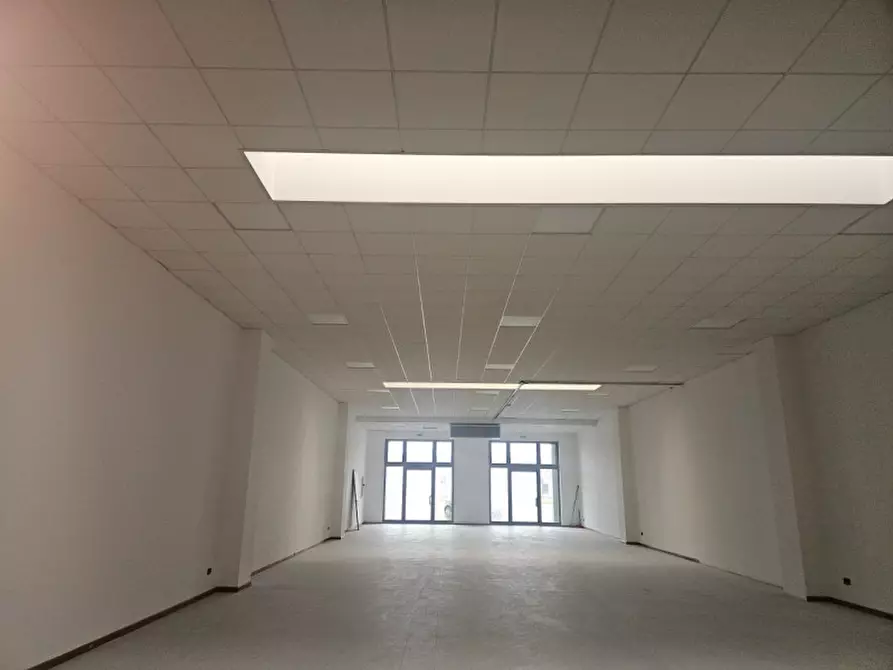 Immagine 5 di Negozio in vendita  in Via Padana inferiore a Este