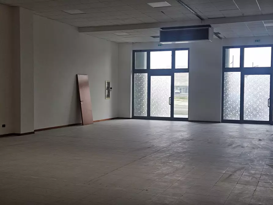 Immagine 8 di Negozio in vendita  in Via Padana inferiore a Este