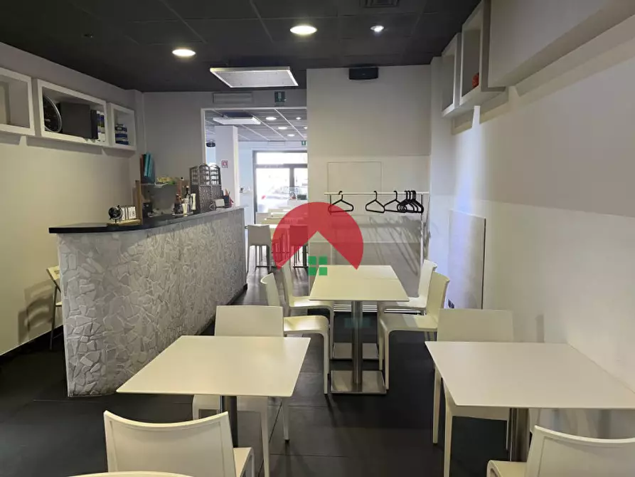 Immagine 4 di Attività commerciale in vendita  in Via Giulio Verne a Matera