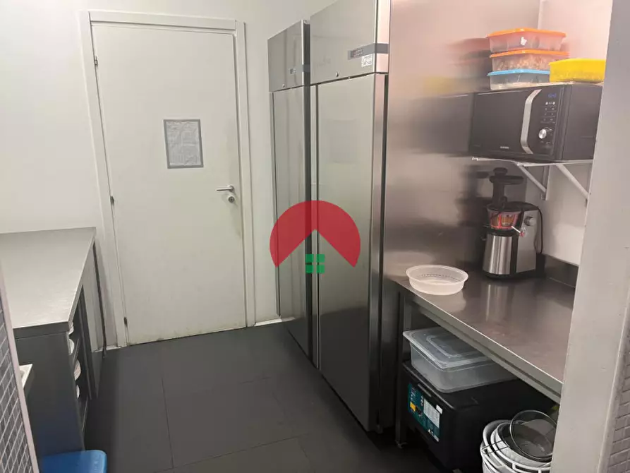 Immagine 9 di Attività commerciale in vendita  in Via Giulio Verne a Matera