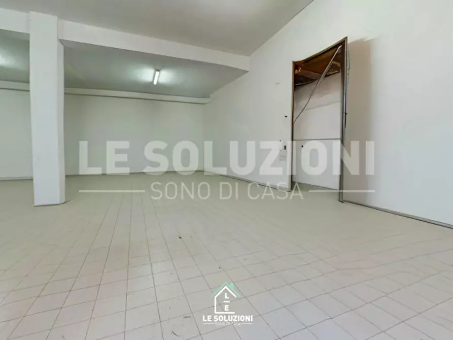 Immagine 2 di Magazzino in vendita  in via  viterbo a Noci