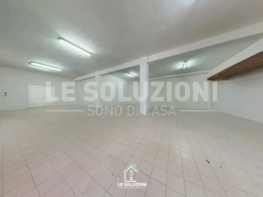 Immagine 3 di Magazzino in vendita  in via  viterbo a Noci